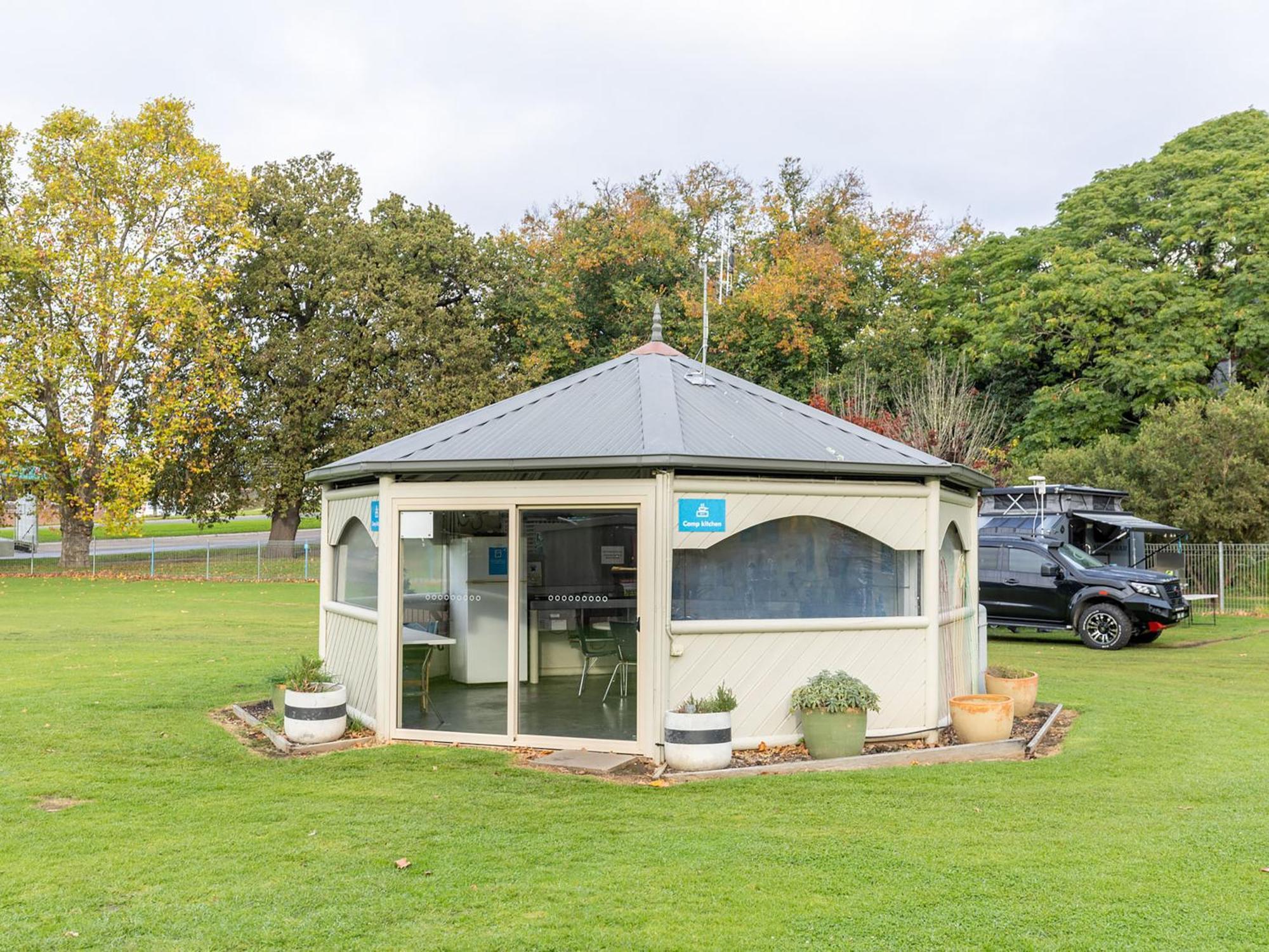 Nrma Bairnsdale Riverside Holiday Park Exterior foto